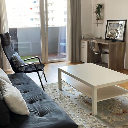 2 Bedroom Apartment Next To Metro U1 And Garage Parking ウィーン エクステリア 写真