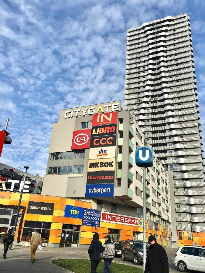 2 Bedroom Apartment Next To Metro U1 And Garage Parking ウィーン エクステリア 写真