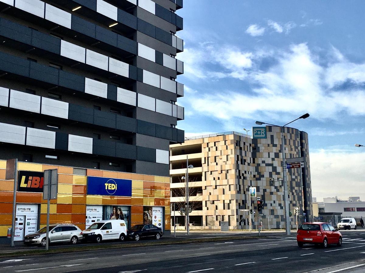 2 Bedroom Apartment Next To Metro U1 And Garage Parking ウィーン エクステリア 写真