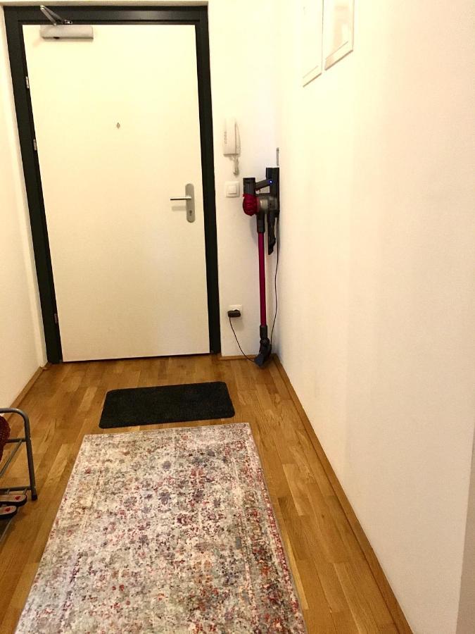 2 Bedroom Apartment Next To Metro U1 And Garage Parking ウィーン エクステリア 写真